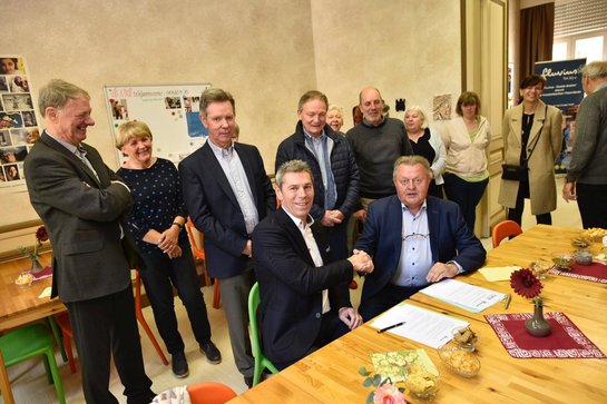 CEO Frank Van Brabant en Voorzitter Piet Vanthemsche geven elkaar een stevige handdruk en bezegelen hiermee de officiële samenwerking tussen Fluvius – Goede doelen en De Voedselbanken.