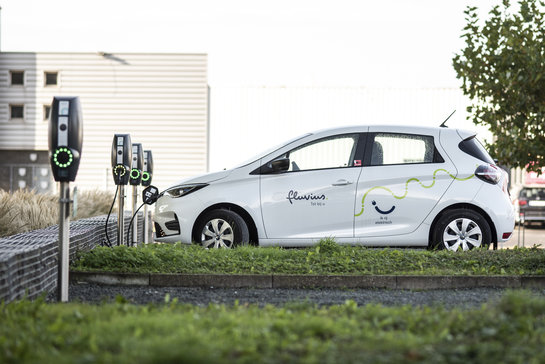 Fluvius elektrische wagen Wagen staat op te laden op een Fluvius parking
