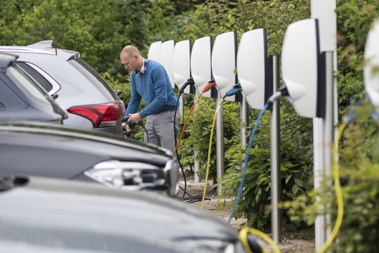 Wagen elektrisch laden op het werk