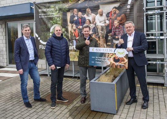 CEO van Fluvius Frank Van Brabant, Guy De Munck van Fluvius, gedelegeerd bestuurder Jozef Motar en voorzitter Piet Van Themsche, beiden van de Voedselbanken