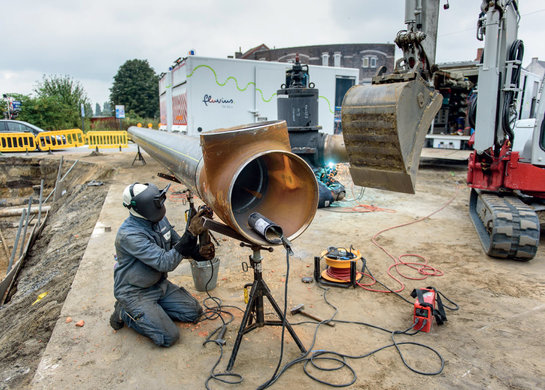  Fluvius employee welds a pipe