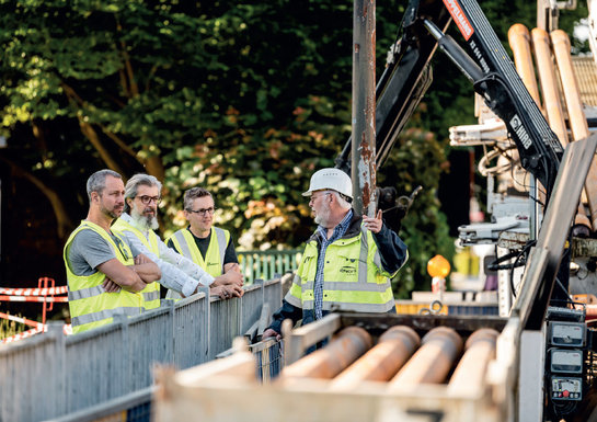 Medewerkers van Fluvius bekijken een technische installatie