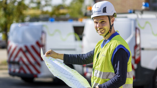 Fluvius medewerker met bouwplan in de hand