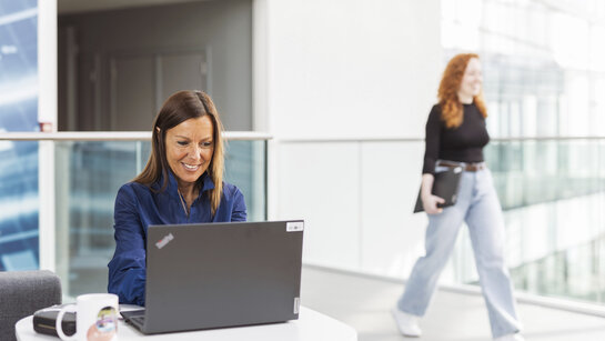 Fluvius employee in front of a laptop