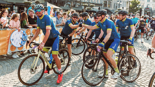 Medewerkers van Fluvius bij een deelname aan een fietswedstrijd