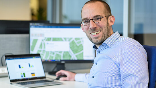 Investeringsplan voor elektriciteit en gas Fluvius medewerker aan laptop