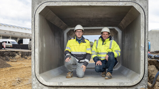 Investeringsplan voor riolering Fluvius medewerkers in een rioleringsbuis