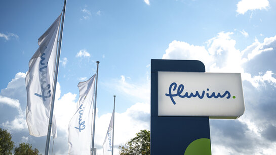 Logo van Fluvius en vlaggen van Fluvius