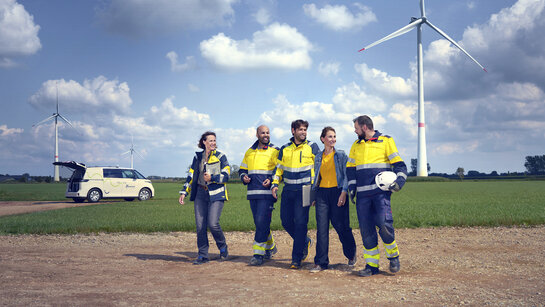 Fluvius medewerkers met een bestelwagen van Fluvius in de achtergrond