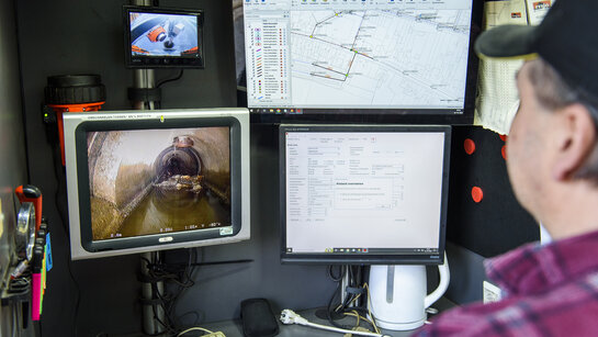 Fluvius is committed to additional monitoring of the sewerage networks Camera inspection of a sewer pipe