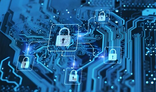 Digitale printplaat met vergrendelingsiconen als symbool voor informatiebeveiliging en ISO 27001-certificatie.