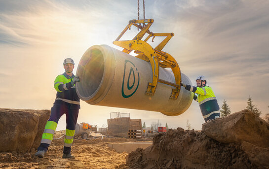 Techniekers van Fluvius plaatsen een rioleringsbuis