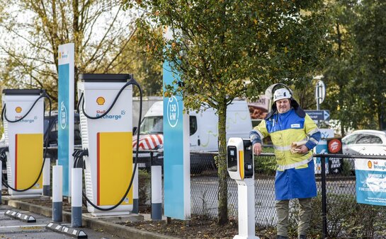 Fluvius technieker aan oplaadpunten