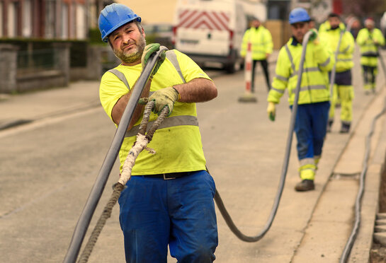 Techniekers dragen een kabel