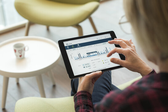 Klant bekijkt Mijn Fluvius via tablet