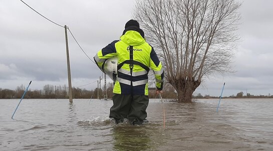 Weerbaar tegen een veranderend klimaat Technieker van Fluvius in een overstroomd gebied