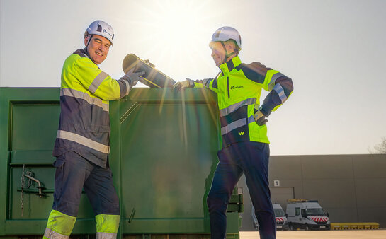 Fluvius employees collaborate on operational processes at a site as an illustration of sustainability policy and organisational structure.