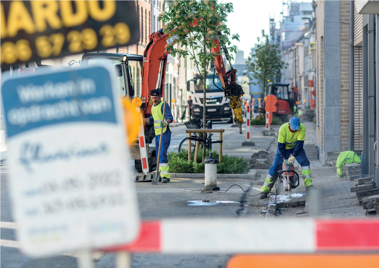 Enkele investeringstopics in de kijker Fluvius medewerkers aan het werk in een straat