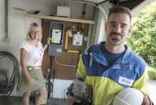 Digitale meter bij een klant plaatsen Fluvius collega plaatst digitale meter bij klant in garage