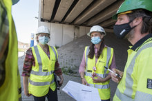 Leadership partagé, culture de la confiance et engagement en faveur de l'amélioration continue Employés de Fluvius lors d'une réunion de chantier