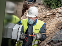Des réseaux 400V pour tous les utilisateurs du réseau en remplacement des réseaux 230V L'employé de Fluvius bousille une prise