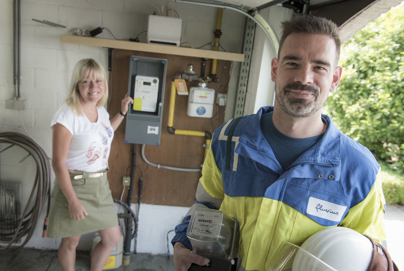 Fluvius collega plaatst digitale meter bij klant in garage